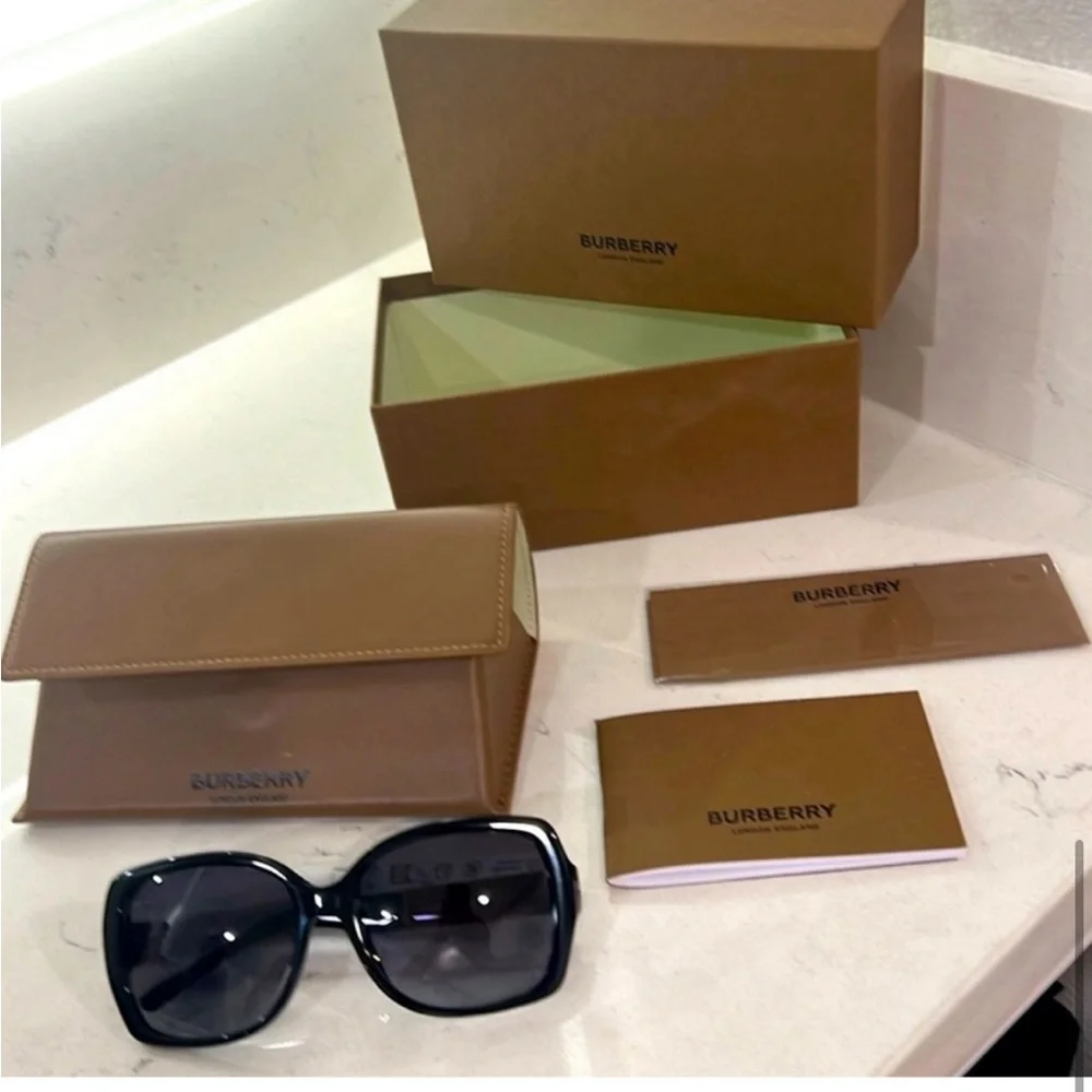 -💫NWT BURBERRY sunglasses